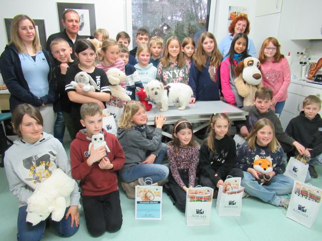 Die Klasse 4b mit dem Team der Tierarztpraxis AniCura in Gründelhardt