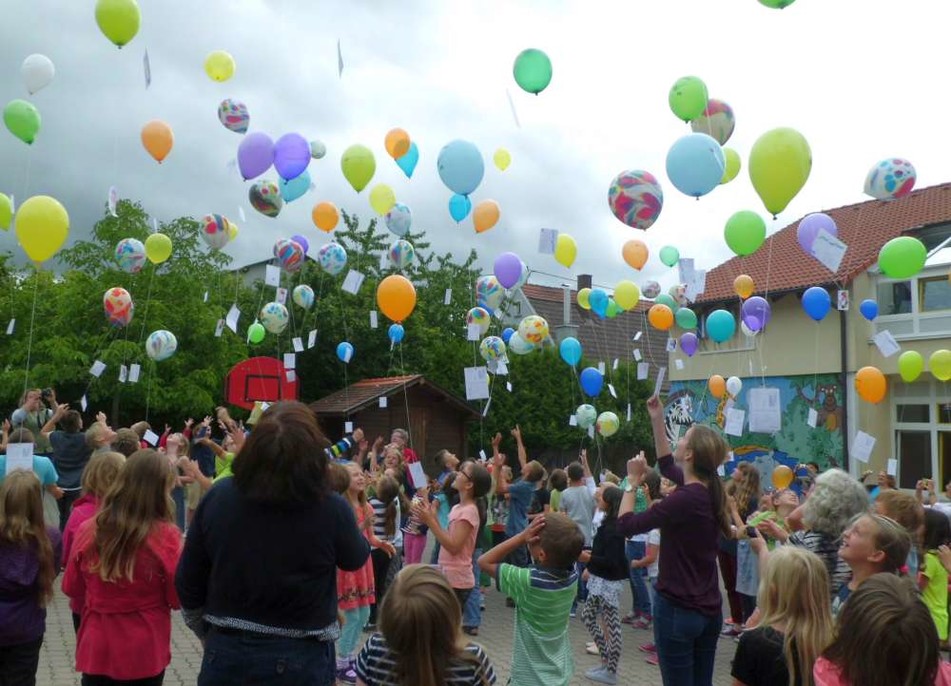 Luftballonstart am letzten Schultag