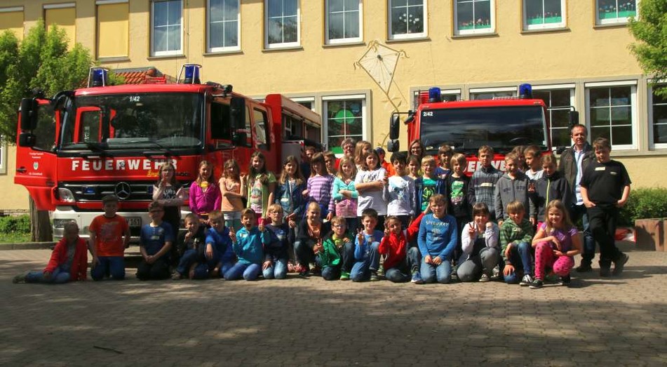 Die Viertklässler erleben die Feuerwehr hautnah!