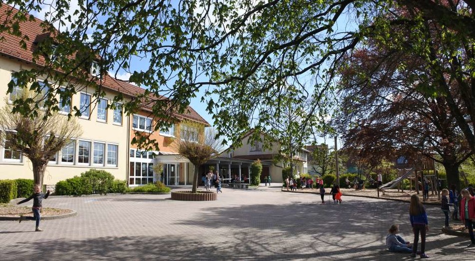 Hauptgebäude (links) und Nebengebäude der Grundschule Frankenhardt