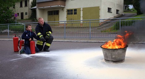 Feuerlöscher bereit und ...